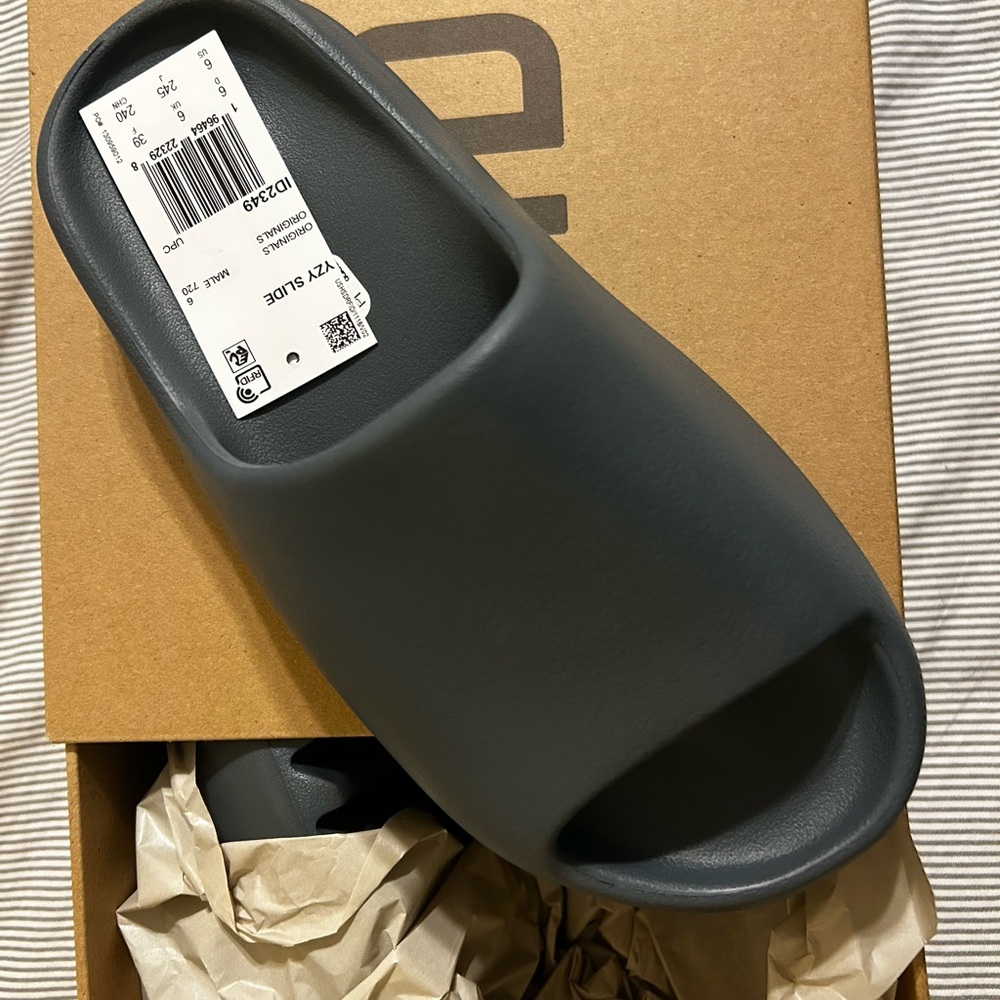 Yeezy Slide in Slate Marine